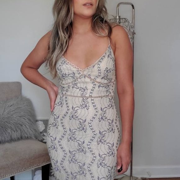 NWT Cream Lace Dress with Lavander Floral details - Picture 8 of 10